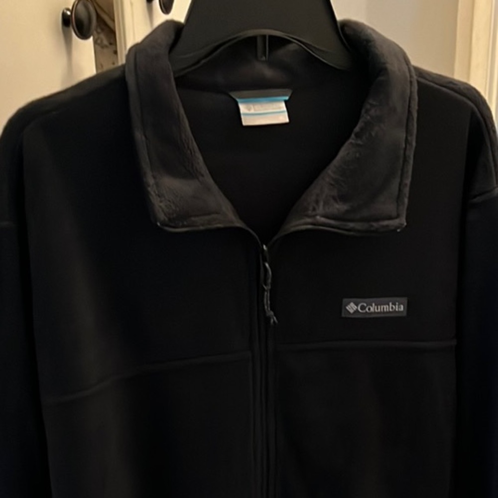 Brand new never worn Columbia Black Performance Jacket Full-Zip Design